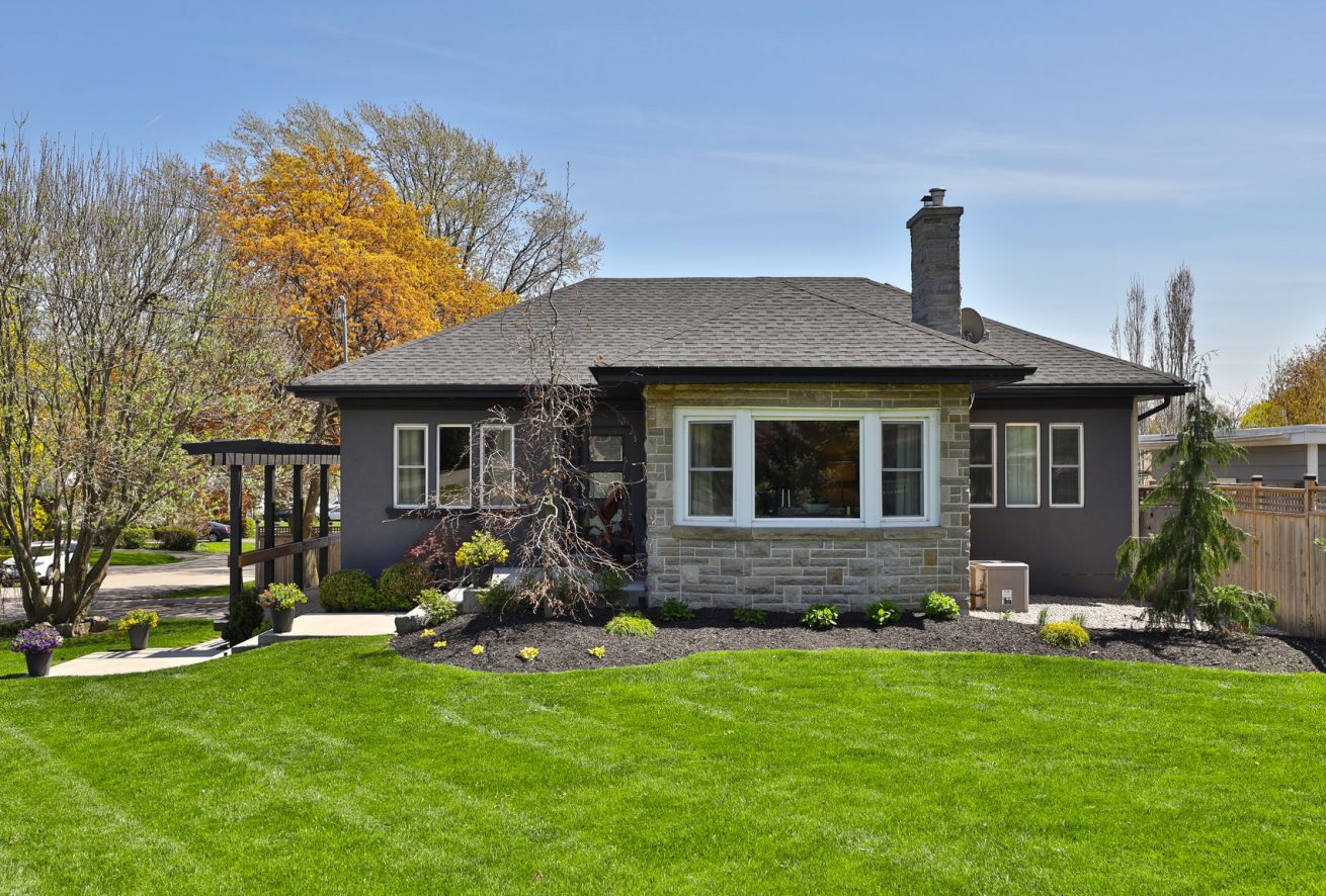 988 North Shore Boulevard West, Burlington, Ontario Deborah Brown