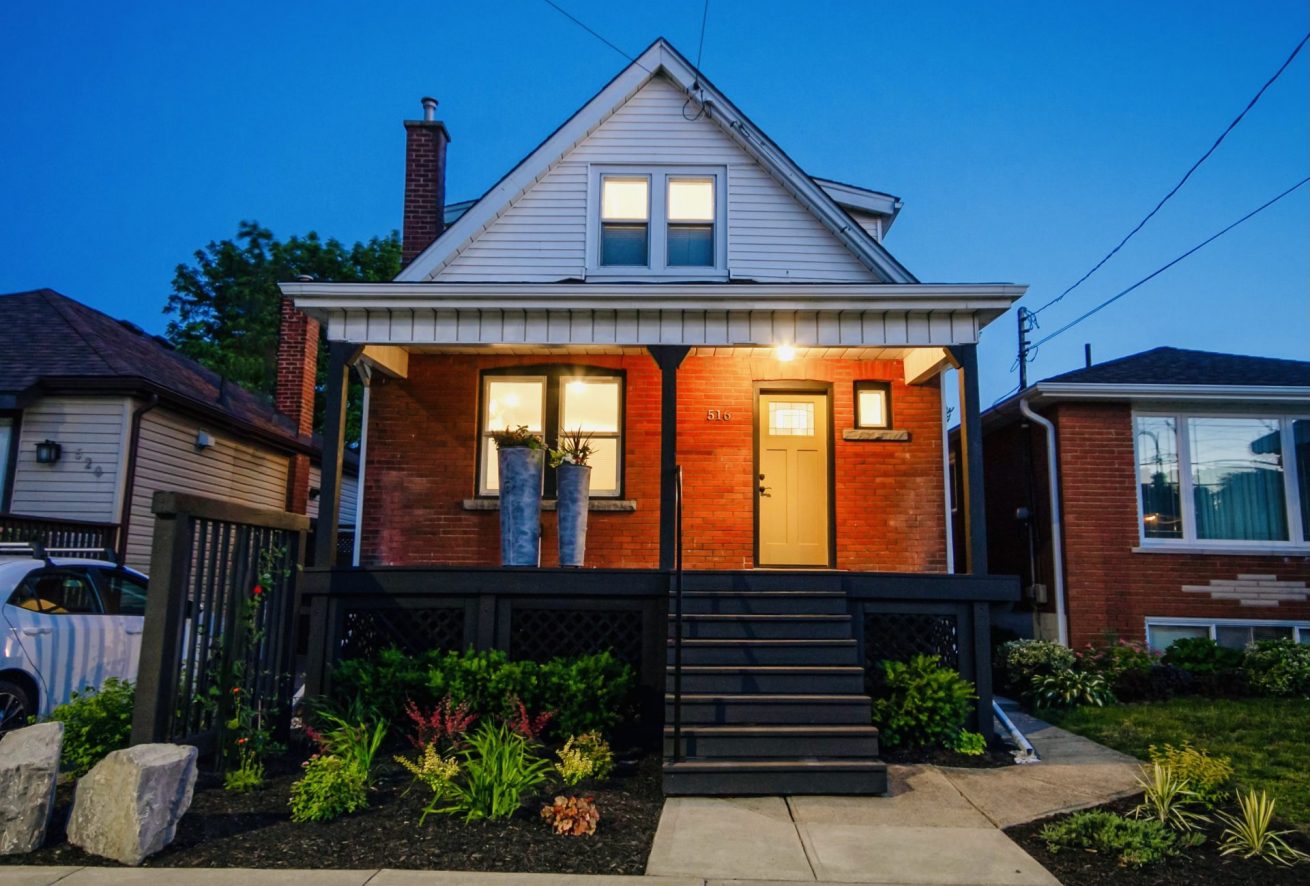 516 Queensdale Avenue E, Hamilton, Ontario Deborah Brown Oakville / Burlington Real Estate Agent