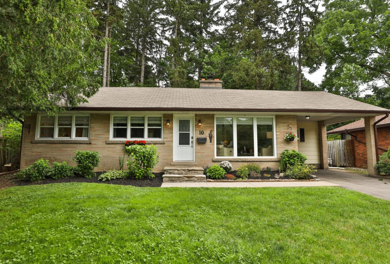 10 Kemp Drive, Dundas, Ontario Deborah Brown Oakville / Burlington